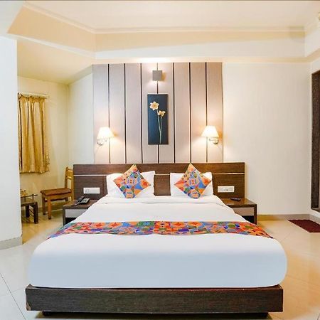 Gandharva Residency Swargate Hotel Пюн Екстериор снимка