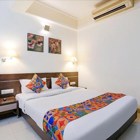 Gandharva Residency Swargate Hotel Пюн Екстериор снимка