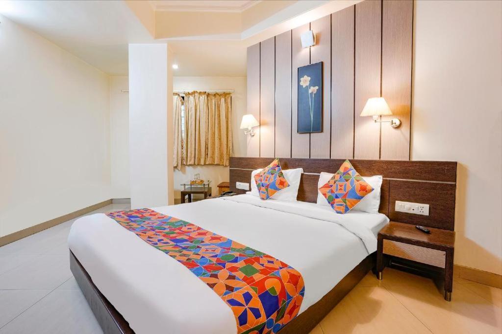 Gandharva Residency Swargate Hotel Пюн Екстериор снимка