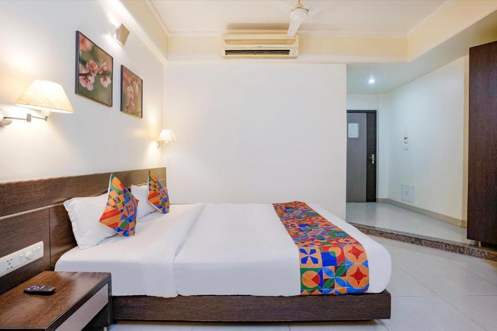 Gandharva Residency Swargate Hotel Пюн Екстериор снимка