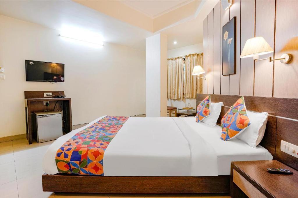 Gandharva Residency Swargate Hotel Пюн Екстериор снимка