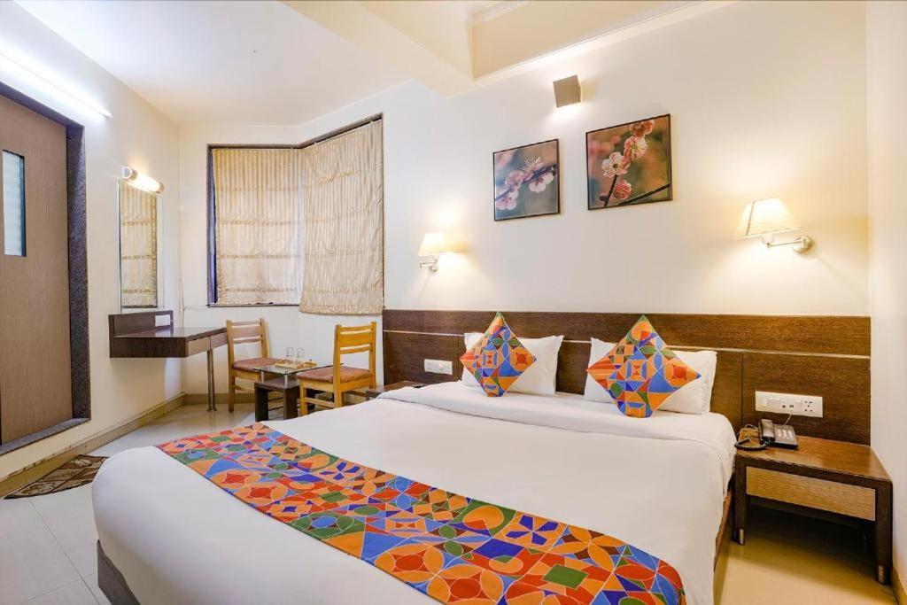 Gandharva Residency Swargate Hotel Пюн Екстериор снимка