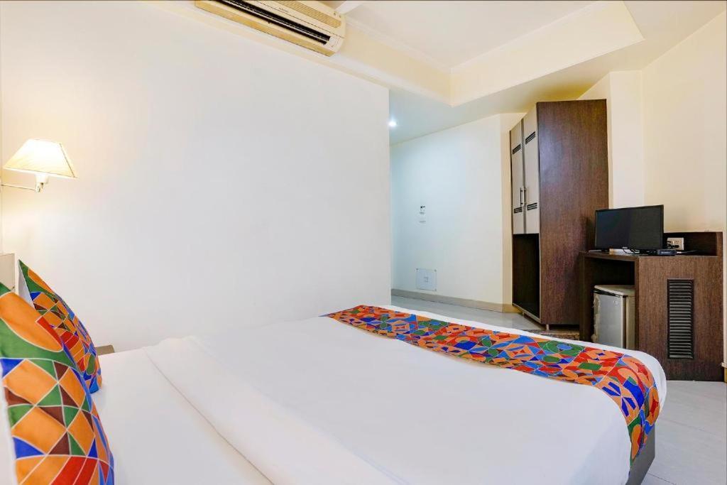 Gandharva Residency Swargate Hotel Пюн Екстериор снимка