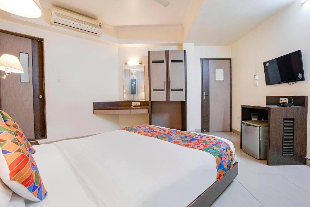 Gandharva Residency Swargate Hotel Пюн Екстериор снимка