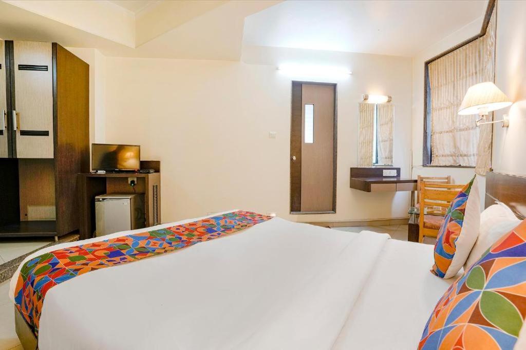 Gandharva Residency Swargate Hotel Пюн Екстериор снимка